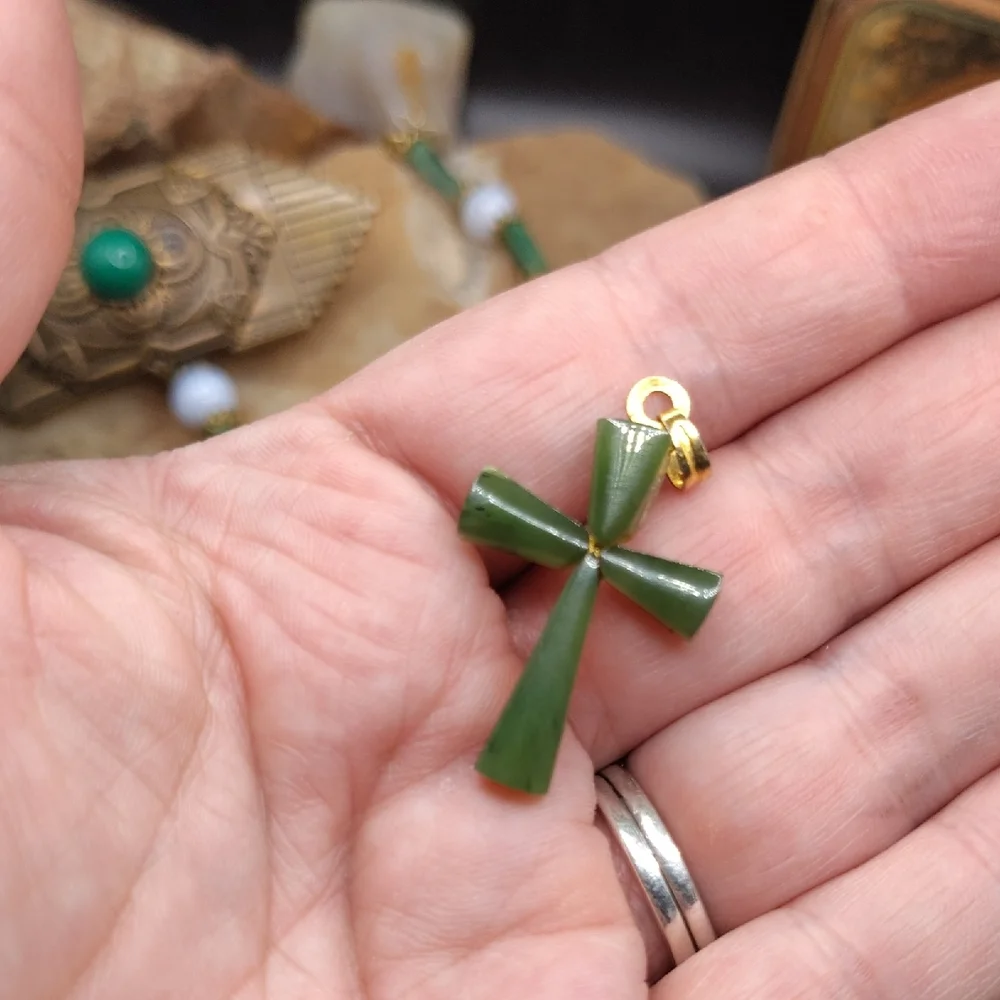 Green and Gold Tone, Jade And Quartz, Jewelry Set. Four Piece. - Picture 6 of 9